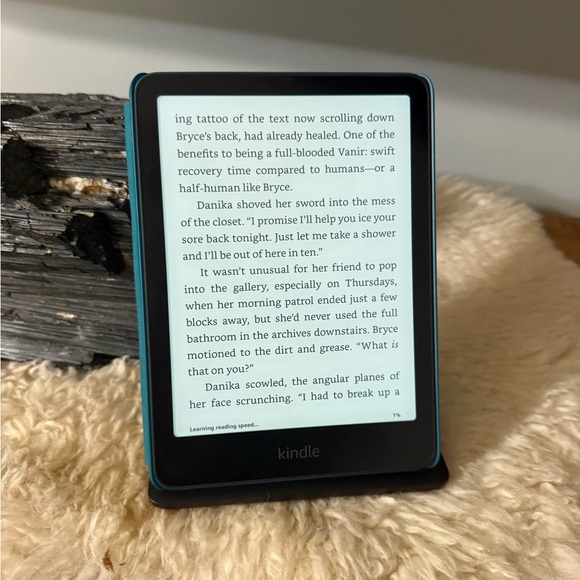 Kindle Paperwhite Signature Edition
(12th generation) - Picture 2 of 10